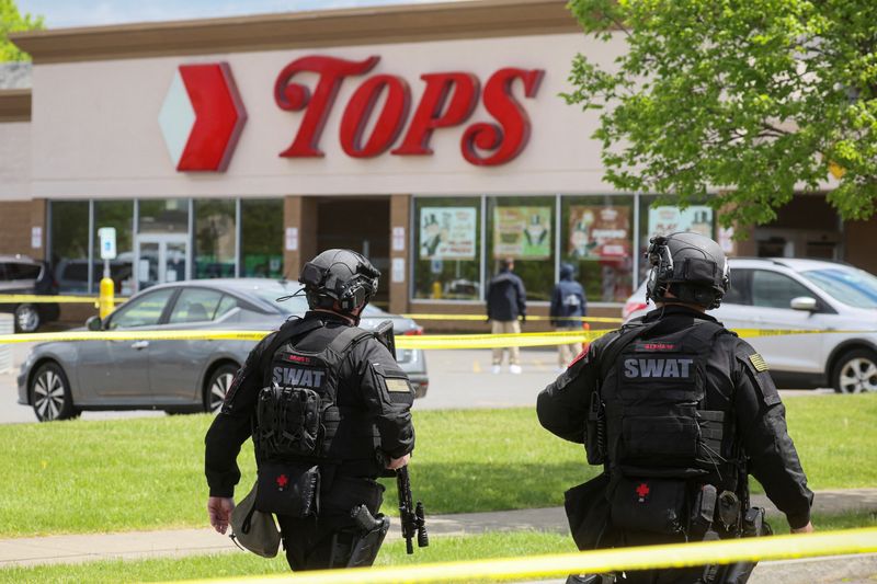 &copy; Reuters. Members of the Buffalo Police department work at the scene of a shooting at a Tops supermarket in Buffalo, New York, U.S. May 17, 2022. REUTERS/Brendan McDermid