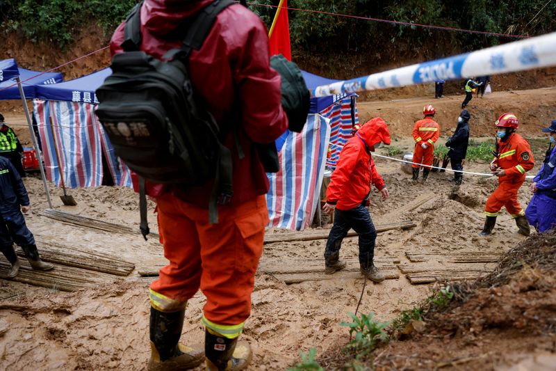 &copy; Reuters. FILE PHOTO: Rescue workers work at the site where a China Eastern Airlines Boeing 737-800 plane flying from Kunming to Guangzhou crashed, in Wuzhou, Guangxi Zhuang Autonomous Region, China March 24, 2022. REUTERS/Carlos Garcia Rawlins/File Photo