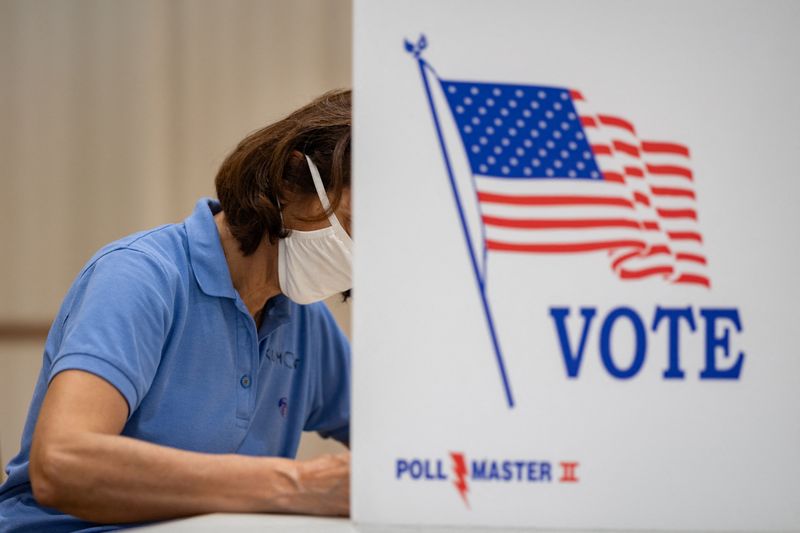 &copy; Reuters. A voter casts their ballot in the Pennsylvania primary elections at Congregation Beth Or in Ambler, Pennsylvania, U.S. May 17, 2022. REUTERS/Hannah Beier