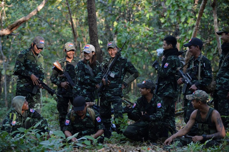 &copy; Reuters. أفراد من قوات الدفاع الشعبي أصبحوا مقاتلين في حرب العصابات على خط المواجهة بعد أن كانوا متظاهرين في كوكاريك بميانمار عام 2021. صورة لرويترز من