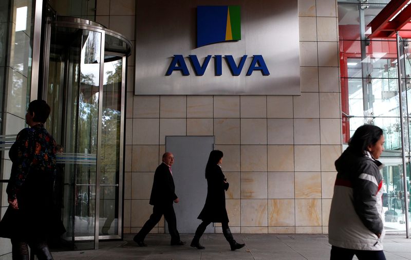 &copy; Reuters. FILE PHOTO: People enter and exit the AVIVA headquarters building in Dublin October 19, 2011.  REUTERS/Cathal McNaughton