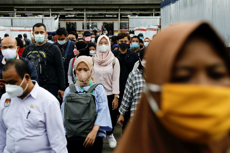 &copy; Reuters. FOTO DE ARCHIVO: Varias personas con mascarilla caminan por una estación de tren en Yakarta, Indonesia, el 3 de enero de 2022. REUTERS/Willy Kurniawan