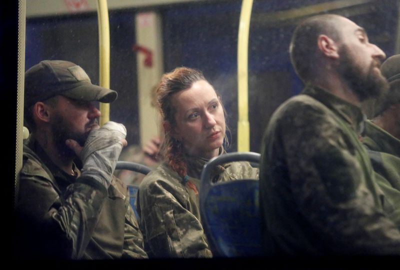&copy; Reuters. Miembros de las fuerzas armadas ucranianas en el interior de un autobús tras su rendición ante las fuerzas rusas en la acería de Azovstal, escoltados por tropas prorrusas en un centro de detención en Olenivka, en la región de Donetsk, Ucrania, el 17 