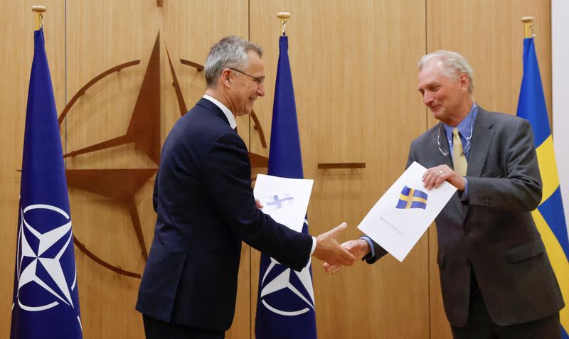 © Reuters. NATO Secretary-General Jens Stoltenberg and Sweden's Ambassador to NATO Axel Wernhoff shake hands during a ceremony to mark Sweden's and Finland's application for membership in Brussels, Belgium, May 18, 2022. REUTERS/Johanna Geron/Pool