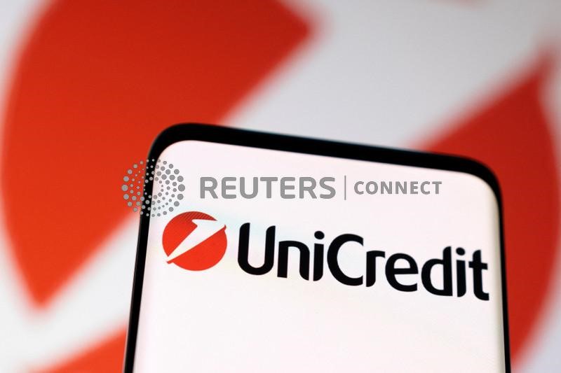 &copy; Reuters. Telefono su cui è raffigurato il logo di UniCredit. 3 maggio2022. REUTERS/Dado Ruvic/Illustration/File Photo