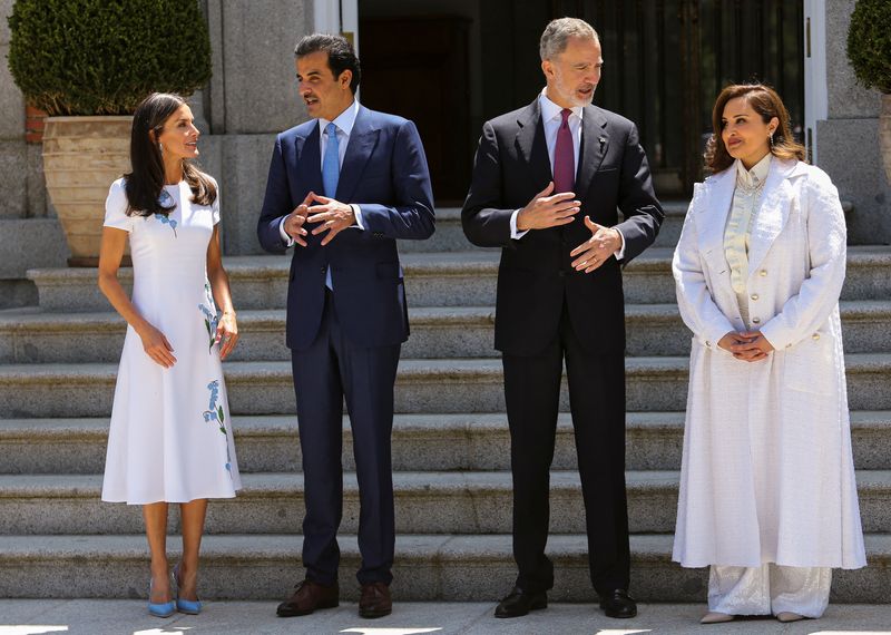 &copy; Reuters. El emir de Qatar, Tamim bin Hamad al-Thani (segundo por la izquierda), y su esposa Jawaher bint Hamad (derecha) posan para un foto junto a los reyes españoles en Madrid, España, el 17 de mayo de 2022. REUTERS/Isabel Infantes 