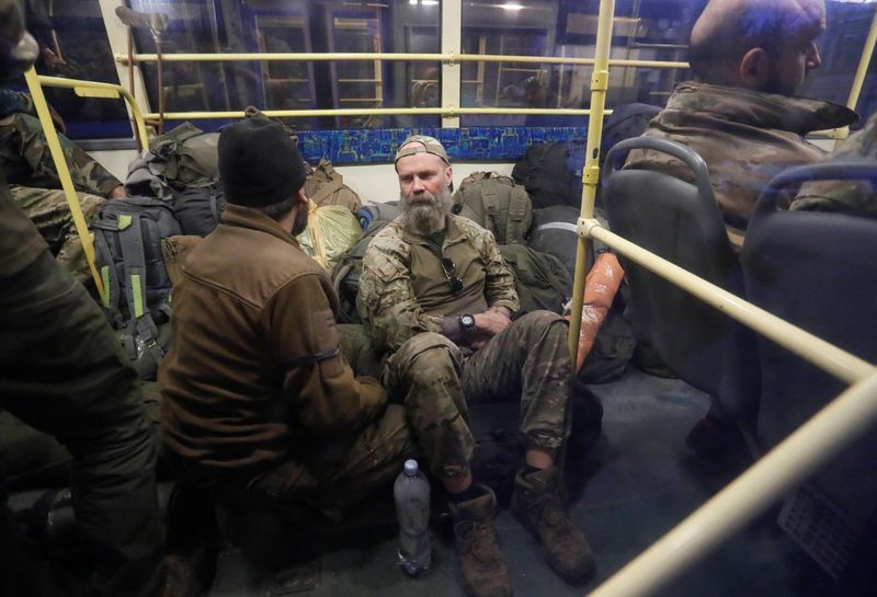 &copy; Reuters. أفراد من القوات الأوكرانية من آزوفستال استسلمو في حافلة بإقليم دونيتسك يوم الأربعاء. تصوير: ألكسندر إيرموتشينكو - رويترز