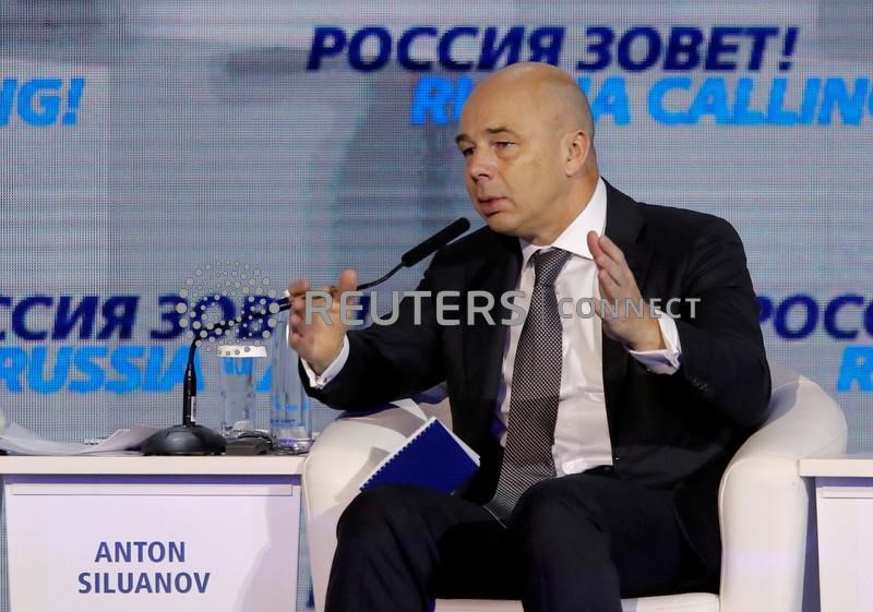 &copy; Reuters. Il ministro delle finanze russo Anton Siluanov parla durante una conferenza a Mosca. 28 novembre 2019. REUTERS/Maxim Shemetov/File Photo