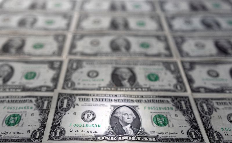 &copy; Reuters. Diverse banconote da un dollaro statunitense. REUTERS/Dado Ruvic/