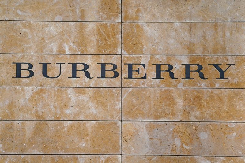 &copy; Reuters. La marque de luxe britannique Burberry a déclaré mercredi que ses perspectives pour l'année à venir dépendaient de la vitesse à laquelle la Chine, son plus grand marché, se remettrait du confinement, tout en annonçant une hausse des ventes et des 