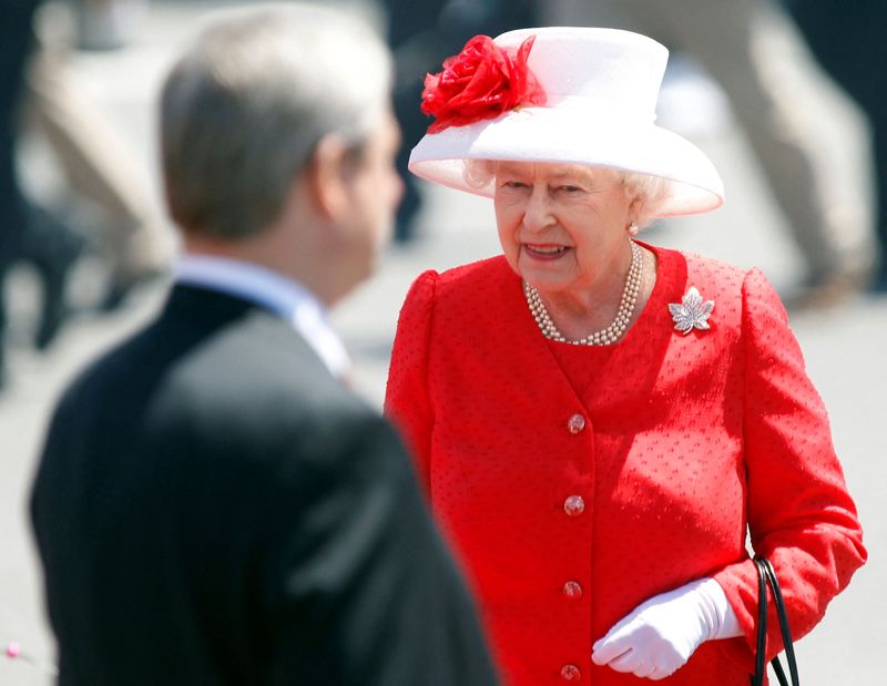 &copy; Reuters. FILE PHOTO: Britain's Queen Elizabeth approaches Canada's Prime Minister Stephen Harper after inspecting the honour guard during Canada Day celebrations on Parliament Hill in Ottawa July 1, 2010.     REUTERS/Blair Gable/File Photo
