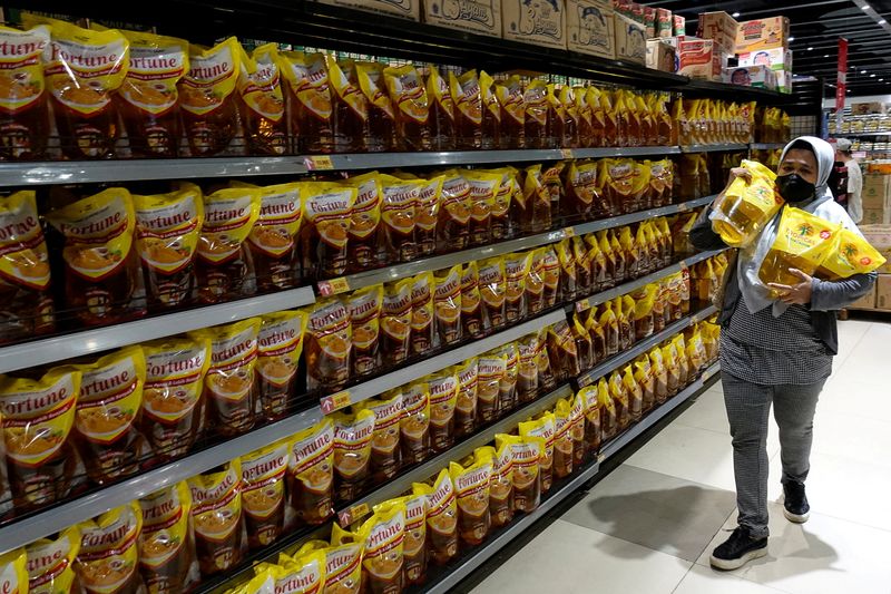 &copy; Reuters. FILE PHOTO: A woman shops for cooking oil made from oil palms at a supermarket in Jakarta, Indonesia, March 27, 2022. REUTERS/Willy Kurniawan