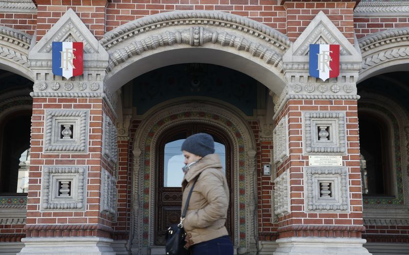 © Reuters. امرأة تمر بسفارة فرنسا في موسكو بصورة من أرشيف رويترز.