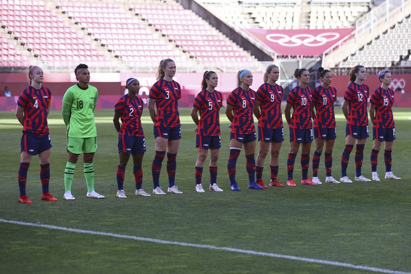 &copy; Reuters. FILE PHOTO: Tokyo 2020 Olympics - Soccer Football - Women - Bronze medal match - Australia v United States - Ibaraki Kashima Stadium, Ibaraki, Japan - August 5, 2021. Team members of the United States line up on the pitch before the match REUTERS/Henry Ro