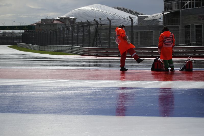&copy; Reuters. FILE PHOTO: Formula One F1 - Russian Grand Prix - Sochi Autodrom, Sochi, Russia - September 25, 2021 General view as race marshall are seen on the track ahead of qualifying REUTERS/Anton Vaganov