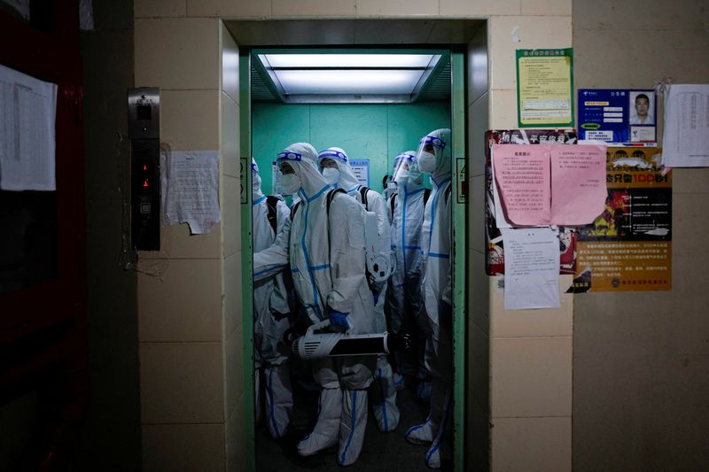 &copy; Reuters. Funcionários em trajes de proteção desinfetam área residencial em lockdown contra a Covid-19 em Xangai, na China
18/05/2022 REUTERS/Aly Song