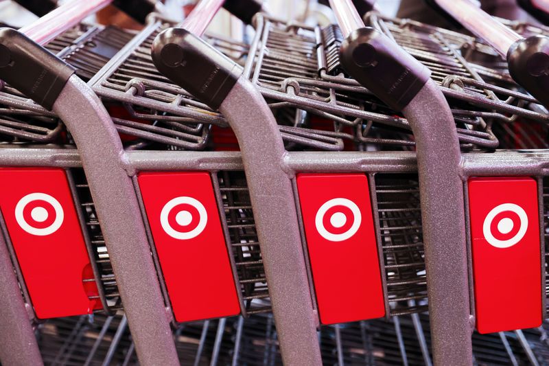 &copy; Reuters. Target a fait état mercredi d'un bénéfice trimestriel amputé de moitié par la hausse des prix et a mis en garde contre le risque d'une nouvelle dégradation des marges. /Photo d'archives/REUTERS/Andrew Kelly