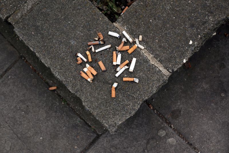 &copy; Reuters. Bitucas de cigarro descartadas em calçada de Londres
09/05/2017 REUTERS/Russell Boyce