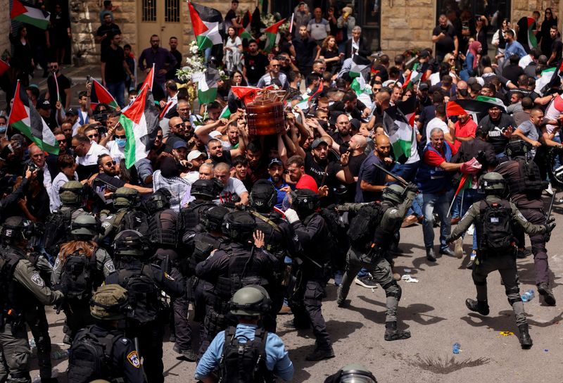 &copy; Reuters. أصدقاء وعائلة الصحفية الفلسطينية التي كانت تعمل في قناة الجزيرة شيرين أبو عاقلة يحملون نعشها خلال جنازتها في القدس يوم 13 مايو أيار 2022. تصوير