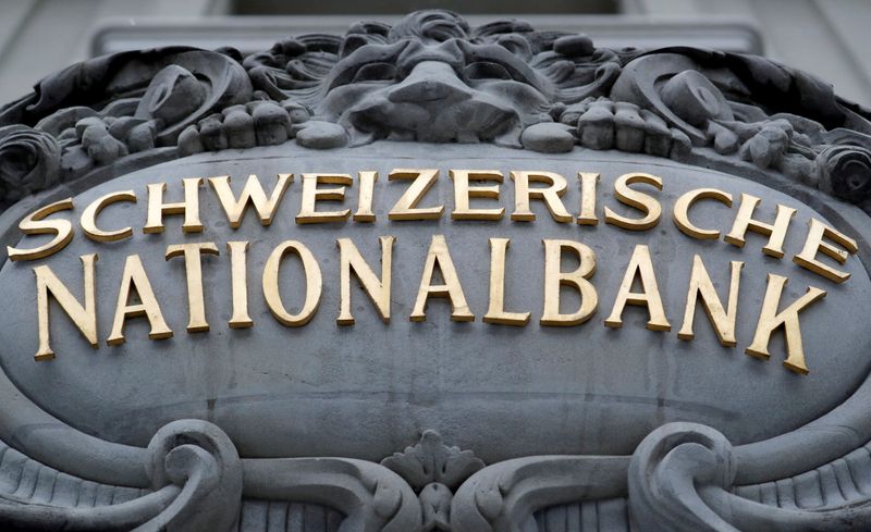 &copy; Reuters. شعار البنك الوطني السويسري على مقره في بيرن في الثاني من أبريل نيسان 2022. تصوير: أرند ويجمان - رويترز. 