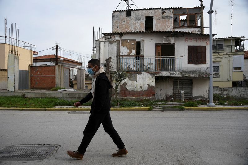&copy; Reuters. FILE PHOTO: A man wearing a protective face mask against the coronavirus disease (COVID-19) walks in the neighbourhood of Dendropotamos, in Thessaloniki, Greece, January 7, 2022. REUTERS/Alexandros Avramidis/File Photo