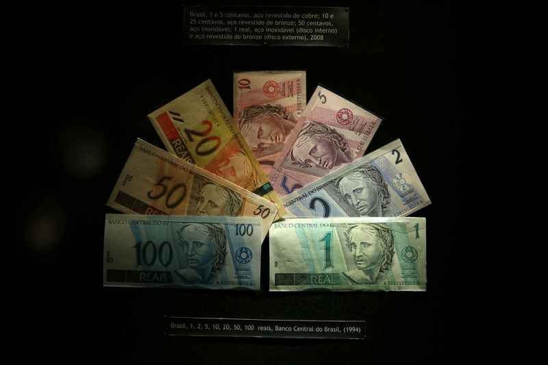 &copy; Reuters. FOTO DE ARCHIVO. Billetes de reales brasileños, en el Centro Cultural del Banco de Brasil (CCBB) en Río de Janeiro, Brasil.
