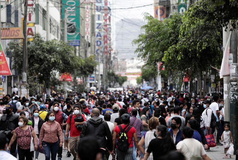 &copy; Reuters. Imagen de archivo de gente caminando en una calle atestada mientras aumentan los nuevos casos de COVID-19, impulsados por la variante ómicron, en Lima, Perú. 12 de enero, 2022. REUTERS/Angela Ponce/Archivo