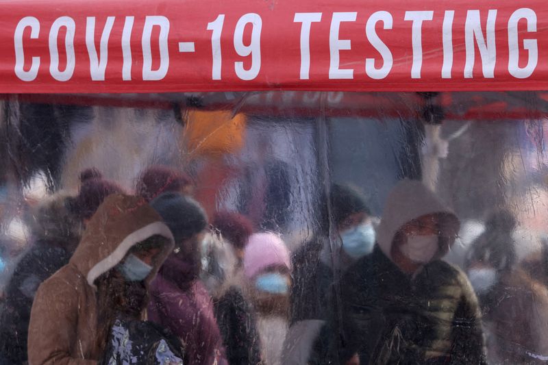 &copy; Reuters. FOTO DE ARCHIVO: Personas hacen fila para testearse por el COVID-19 en Times Square en Manhattan, Ciudad de Nueva York, EEUU, 20 de diciembre del 2021. REUTERS/Andrew Kelly/Foto de Archivo