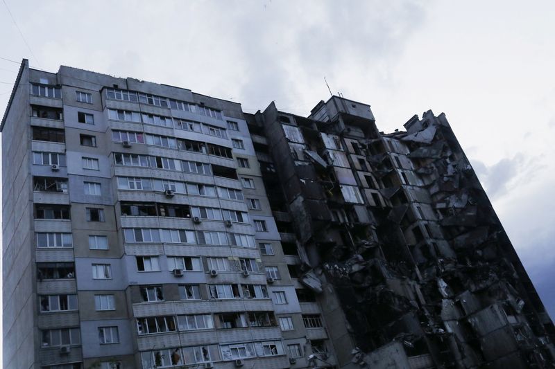 &copy; Reuters. منظر عام لمبنى مدمر نتيجة للقصف الروسي لأوكرانيا في خاركيف يوم 17 مايو أيار 2022. تصوير: ريكاردو مورايس - رويترز
