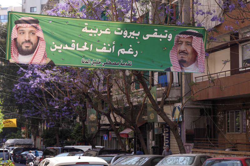 &copy; Reuters. منظر عام للافتة تحمل صورة ولي العهد السعودي الأمير محمد بن سلمان والملك السعودي سلمان بن عبد العزيز في بيروت بلبنان يوم الأربعاء. تصوير: محم