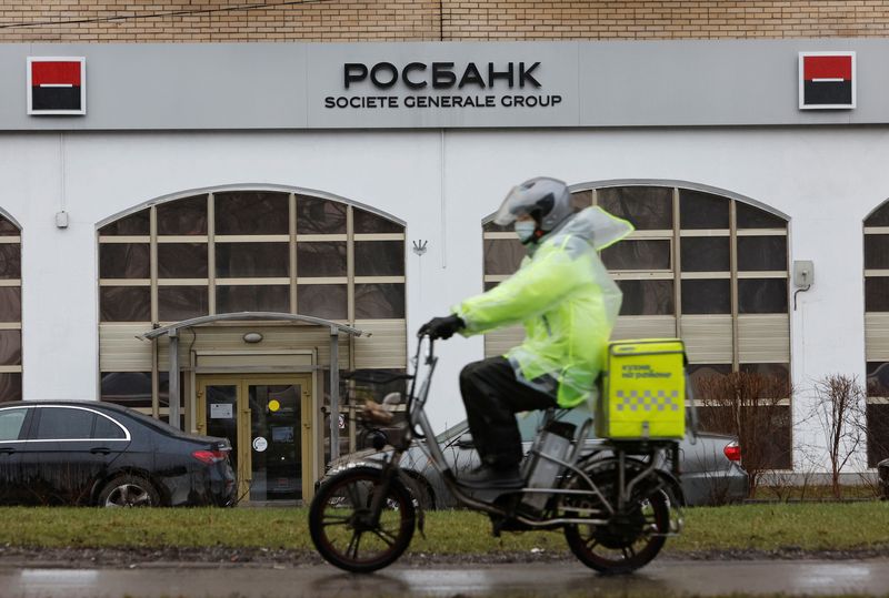 &copy; Reuters. FILE PHOTO: A food delivery courier rides past the Rosbank branch in Moscow, Russia April 11, 2022. REUTERS/Maxim Shemetov