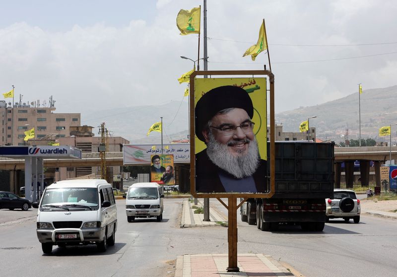 &copy; Reuters. لافتة انتخابية تحمل صورة الأمين العام لحزب الله اللبناني حسن نصر الله في تعلبايا بلبنان يوم الرابع من مايو أيار 2022. تصوير: عزيز طاهر - رويترز.
