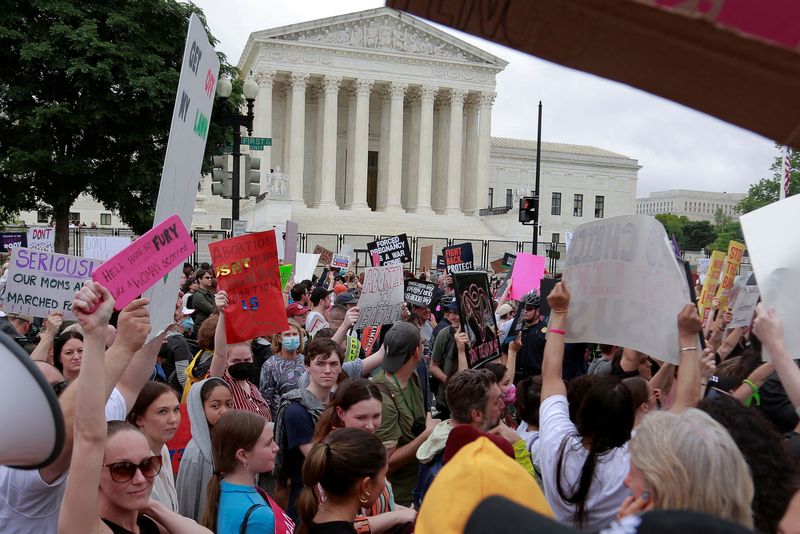 &copy; Reuters. FILE PHOTO: Abortion rights campaigners participate in a demonstration following the leaked Supreme Court opinion suggesting the possibility of overturning the Roe v. Wade abortion rights decision, in Washington, U.S., May 14, 2022. REUTERS/Amira Karaoud/