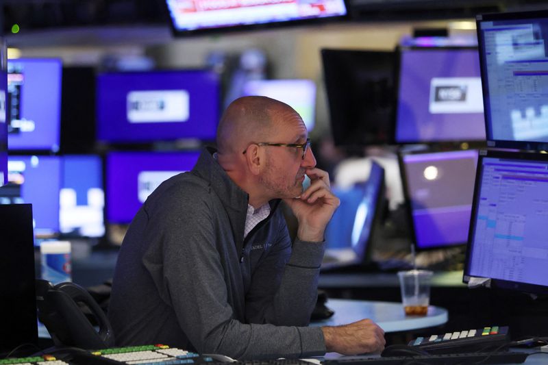 © Reuters. A trader works on the trading floor at the New York Stock Exchange (NYSE) in Manhattan, New York City, U.S., May 18, 2022. REUTERS/Andrew Kelly