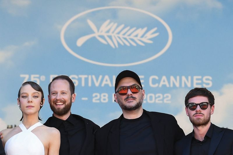 &copy; Reuters. Diretor Kirill Serebrennikov e elenco do filme “Tchaikovsky's Wife” em tapete vermelho em Cannes, França. 
18/05/2022
REUTERS/Piroschka Van De Wouw