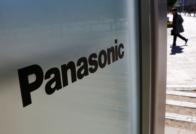&copy; Reuters. IMAGEN DE ARCHIVO. Un hombre camina cerca de un logo de Panasonic Corp en un Centro Panasonic en Tokio, Japón