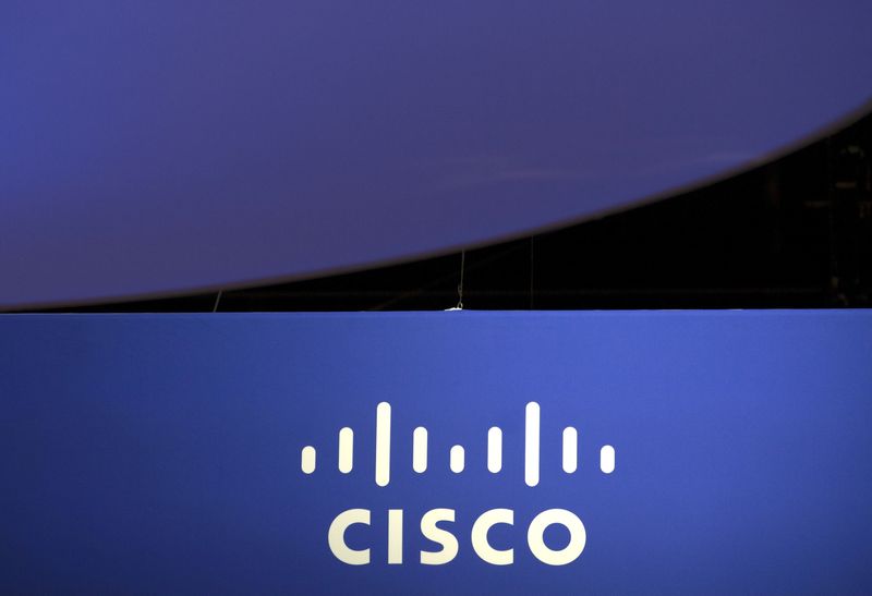 &copy; Reuters. IMAGEN DE ARCHIVO. El logo de Cisco Systems se ve en medio de la conferencia tecnológica Microsoft Ignite, en Chicago, EEUU. Mayo 4, 2015. REUTERS/Jim Young