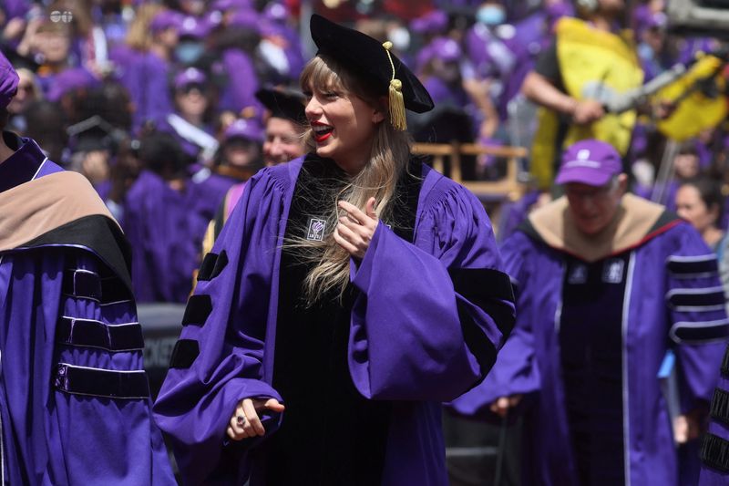 &copy; Reuters. Cantora Taylor Swift em cerimônia de formatura da Universidade de Nova York. 
18/05/ 2022
REUTERS/Shannon Stapleton