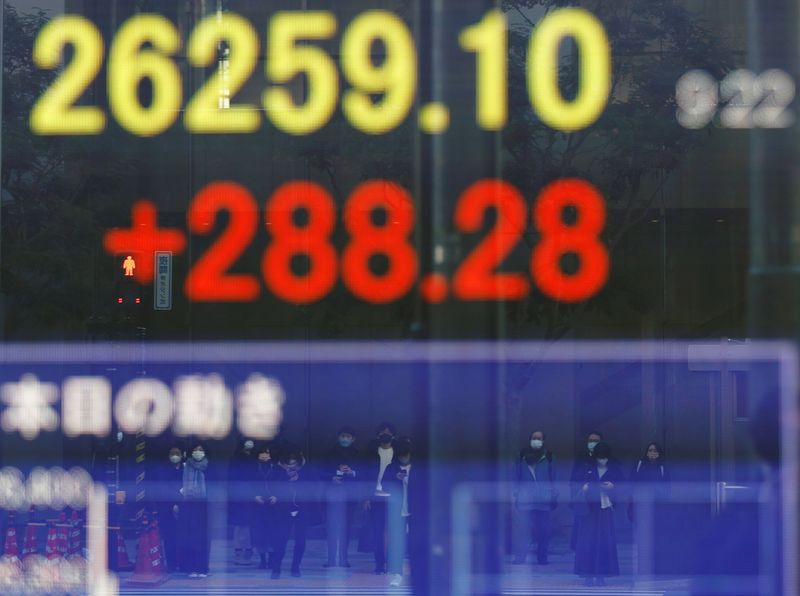 &copy; Reuters. شاشة إلكترونية تعرض متوسط المؤشر نيكي للأسهم اليابانية خارج مكتب للسمسرة في العاصمة طوكيو يوم 25 فبراير شباط 2022. تصوير: كيم كيونج هون - رويترز