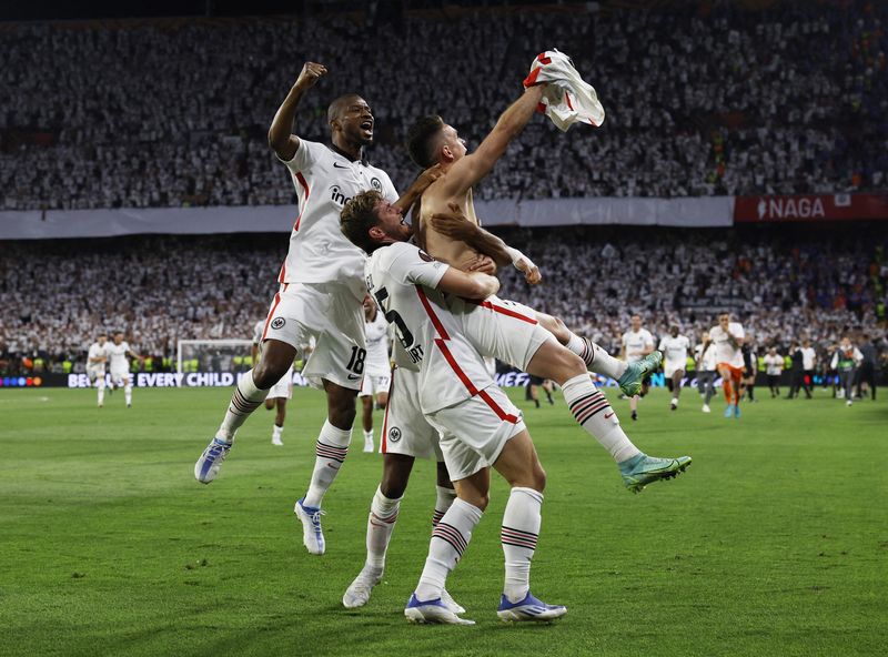 &copy; Reuters. لاعبو أينتراخت فرانكفورت يحتفلون بالفوز ببطولة الدوري الأوروبي لكرة القدم يوم الأربعاء. تصوير: سوزان فيرا - رويترز. 