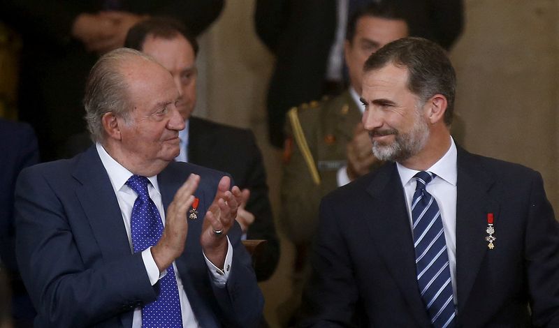 &copy; Reuters. FOTO DE ARCHIVO: El rey español Felipe (dcha.) es aplaudido por su padre el rey emérito Juan Carlos después de su discurso durante una celebración para conmemorar el 30 aniversario de la adhesión de España a las Comunidades Europeas, en el palacio r