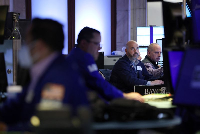 &copy; Reuters. FILE PHOTO - Traders work on the trading floor at the New York Stock Exchange (NYSE) in Manhattan, New York City, U.S., May 18, 2022. REUTERS/Andrew Kelly