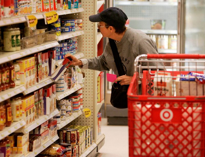 &copy; Reuters. FOTO DE ARCHIVO: Cliente mira artículos de alimentación en una tienda Target en Los Ángeles, California, el 18 de agosto de 2009. REUTERS/Fred Prouser/File Photo