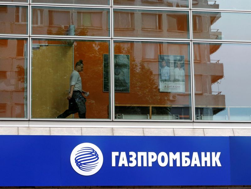 La mitad de los 54 clientes de Gazprom abrieron cuentas en Gazprombank, dice Novak