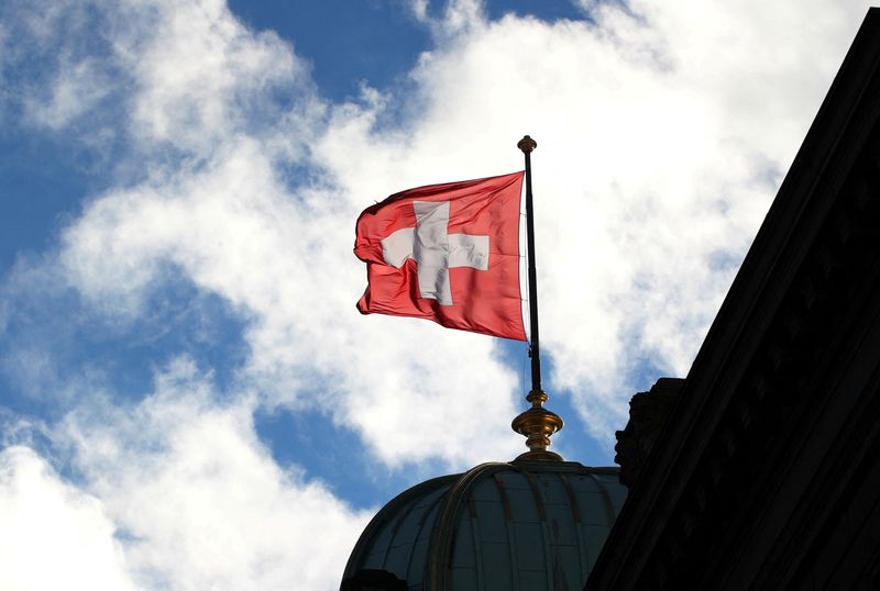 &copy; Reuters. FILE PHOTO: A Swiss flag is pictured on the Federal Palace (Bundeshaus) in Bern, Switzerland December 7, 2018. REUTERS/Denis Balibouse/File Photo