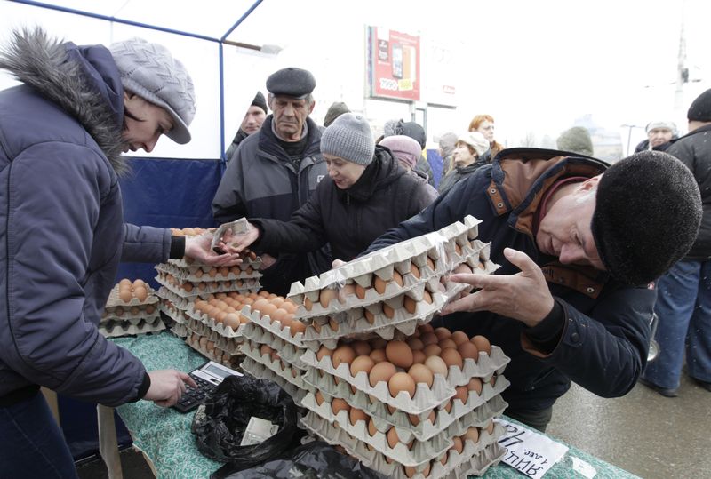 &copy; Reuters. FILE PHOTO: A vendor (L) sells eggs at a food market, which operates once a week on Saturday, in the Russian southern city of Stavropol, March 7, 2015. 