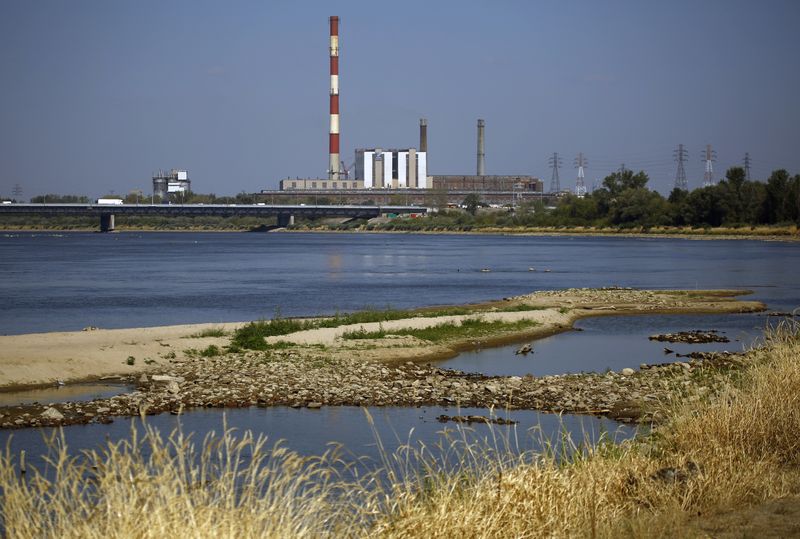 © Reuters. FILE PHOTO: The PGNiG Termika Zeran heat power station is seen across Vistula river in Warsaw, Poland August 19, 2015.  REUTERS/Kacper Pempel
