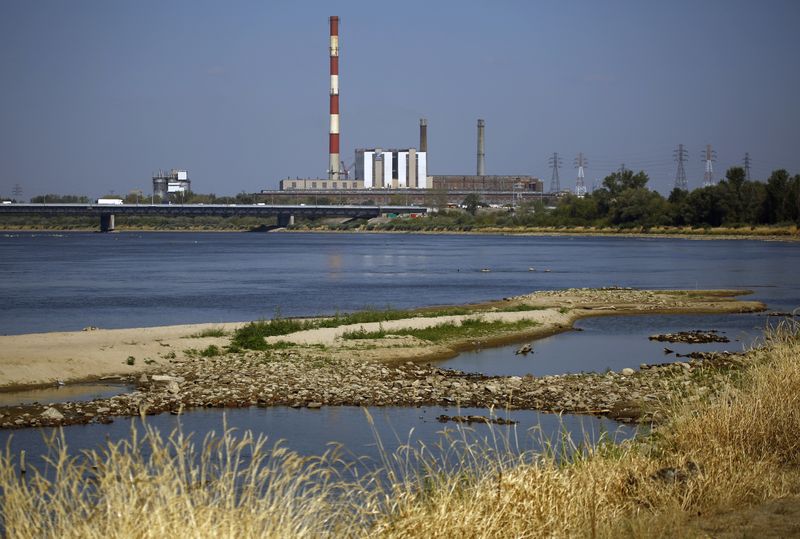 &copy; Reuters. FILE PHOTO: The PGNiG Termika Zeran heat power station is seen across Vistula river in Warsaw, Poland August 19, 2015.  REUTERS/Kacper Pempel