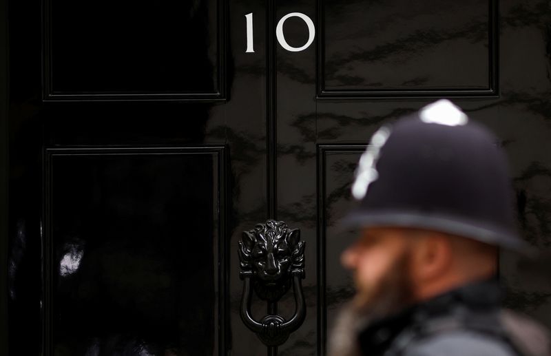 &copy; Reuters. ロンドン警視庁は１９日、新型コロナウイルス対策の行動規制の最中に英首相官邸でパーティーが繰り返されていた問題について、捜査を終了したと発表した。官邸前で４月撮影。（２０２