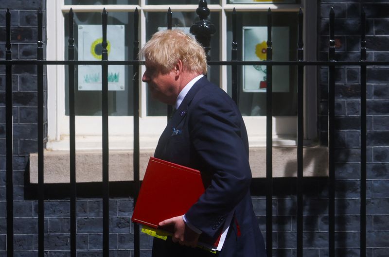 &copy; Reuters. رئيس الوزراء البريطاني بوريس جونسون أثناء مغادرته داوننج ستريت في لندن يوم الأربعاء. تصوير: تصوير: هانا مكاي - رويترز.
